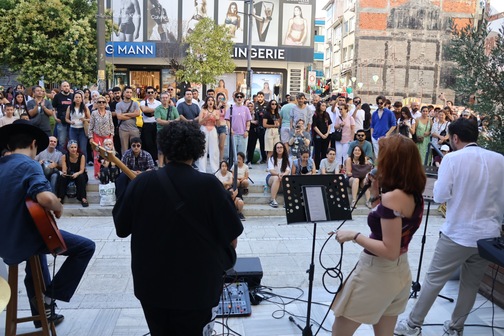 Kadıköy'ün sokaklarını müziğin büyülü dünyası sarıyor